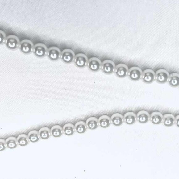 Vintage Faux Pearl Necklace with Crystal Accents – 40 cm - Picture 4 of 6